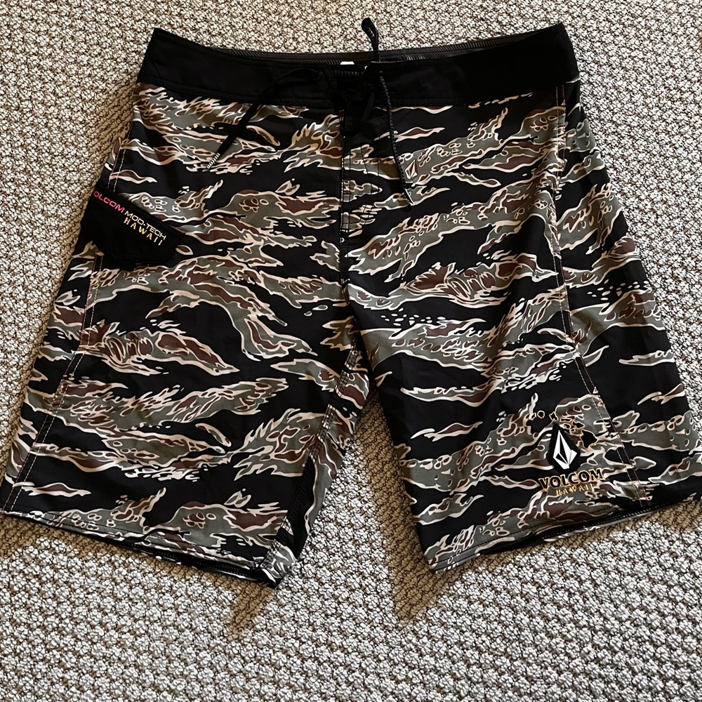 Volcom mens 34 swim trunks camo Hawaii mod tech